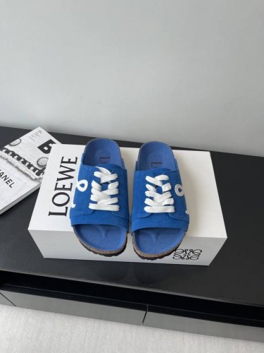 Loewe 罗意威 25Ss春夏新款 情侣款 博肯拖鞋 真的一鞋难求 真的超级好看 姐妹们给我冲 博肯拖鞋 皮革绒面双扣时尚休闲平底鞋 牛皮绒面革质地柔软搭配可