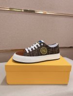 工厂价: Fendi 芬迪 男士最新款休闲鞋！专柜同步上市！原版一比一复刻。全进口官网一比一牛皮面料。内里采用头层顶级羊皮，原版原厂特供橡胶大底。引领时尚新概念