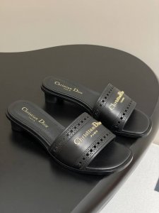 25Ss春夏新款Dior D-Lane 迪奥凉拖小圆跟一字镂空拖鞋 这款 D-Lane 凉拖彰显经典风格。黑色牛皮革鞋面，展示镂空藤格纹图案，饰以金色饰面金属