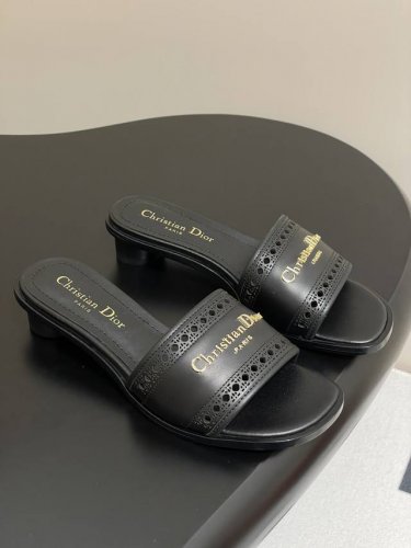 25Ss春夏新款Dior D-Lane 迪奥凉拖小圆跟一字镂空拖鞋 这款 D-Lane 凉拖彰显经典风格。黑色牛皮革鞋面，展示镂空藤格纹图案，饰以金色饰面金属