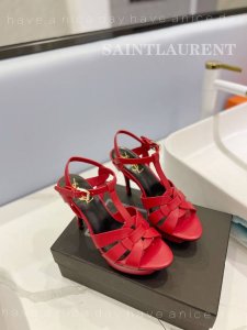 圣罗兰 高品质制造，最新异性跟超显眼 超美春夏款女士时尚款，性感 优雅 的气息更显出外在性感。 材料：鞋面进口牛皮革～内里贴合垫脚山羊皮 大底：意大利真皮大底。