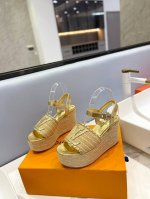 出厂 Louis *Uitton 独家新款新款发布会最新走秀款厚底凉鞋 香港原版购入一比一开模 今年的款式比去年增加了新原素 显得更为大牌 皮面款采用原版小牛皮