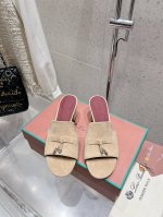Loro Piana 25春夏Lp顶级版本英伦宝石吊坠夹脚平底拖鞋凉鞋 原来这就是传说走两万步都不会累脚的夹脚凉鞋把颜值和脚感都拿捏住了，上脚一走就会被彻底沦陷