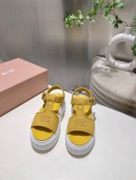 出厂价p Miu Miu 2025春夏新款松糕厚底帆布罗马凉鞋.质感非常高级 厚底设计非常容易驾驭穿搭 各大网红推荐 鞋面采用定制进口高密度帆布 内里垫脚羊皮