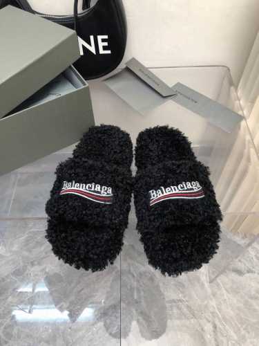 2025- Balenciaga巴黎世家 新款情侣厚底棉拖 可乐刺绣斜纹磨毛棉布面拖鞋 顶级版本超火巴黎世家毛拖 情侣尺码 时装博主与欧美明星大爱款 冬季必备款