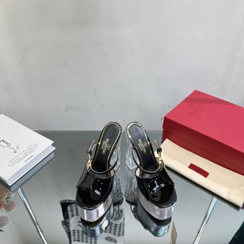 高版本valentino 巴黎时装秀场款推出最新款华伦天奴恨天高防水台漆皮透明跟凉鞋 华伦天奴此系列演绎全新时尚魅力 延续超高跟设计，深得海外知名博主青睐 千万