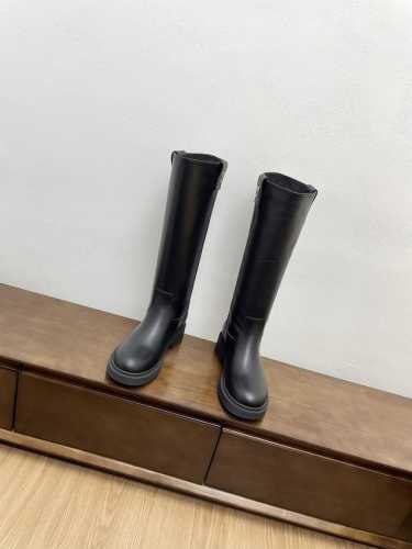 顶级版本FENDI 芬迪 ss秋冬新款厚底不过膝长靴骑士靴 大爱老花系列 经典老花永不过时 上脚绝美 怎么搭配都时髦 舒适又好看 鞋面：采用进口牛皮 原版老花布