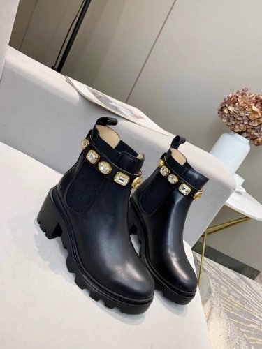 出厂价pp： 女装女鞋 运动原单新版古琦Gucci 热卖6寸踝靴 分开边珠版面和牛皮版面 非常好搭配两侧配以松紧镶饰，方便穿脱，可拆卸璀璨水晶钻，刻花饰边将水晶