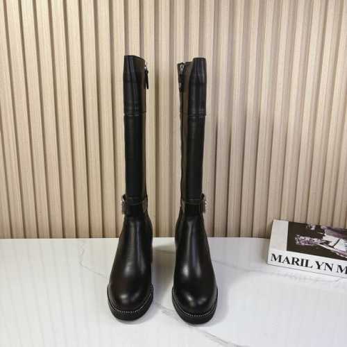 LV2024vs秋冬新款时装靴系列 尖圆头粗跟长靴 Silhouette 踝靴在本季以超柔软小牛皮重新演绎 系在领口上的条带赋予其极具女人味的触感，标志性的 M