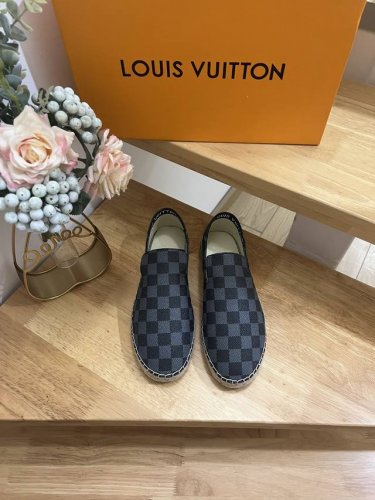女款 男款210 Lv 路易威登，顶级代购货，最高版本 专柜25ss早春新款草编女士、混合材质字母渔夫鞋系列， 爆款单鞋，上脚很美。 购入正品原版build。