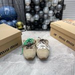 半拖出厂 代购级别独家首发miumiu缪缪棉鞋毛毛鞋2024秋冬新款英伦风系带乐福鞋MiuMiu秀场适当独一无二的擦色工艺工艺来自Miu Miu系列的细节特写