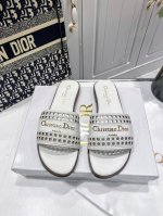 橙子出厂价p dior 迪奥春夏新款 镂空平底拖鞋 一字拖 休闲凉拖 这款D-Lane凉拖彰显经典风格 黑色牛皮革鞋面 展示镂空藤格纹图案 饰以金色饰面金属Ch