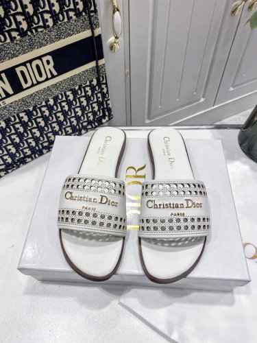 橙子出厂价p dior 迪奥春夏新款 镂空平底拖鞋 一字拖 休闲凉拖 这款D-Lane凉拖彰显经典风格 黑色牛皮革鞋面 展示镂空藤格纹图案 饰以金色饰面金属Ch