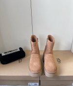 UGG最新秋冬新款女士休闲舒适厚底系带时尚靴 材质采用进口皮毛一体 原版防滑橡胶大底！上脚舒适保暖 .款式时髦百搭潮人冬季必备款 颜色：黑色、栗色、胡桃木色 高