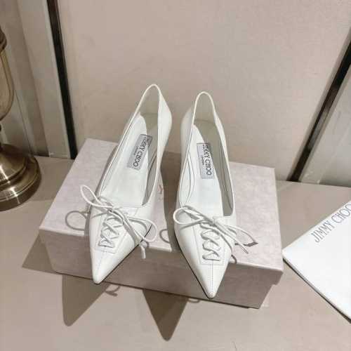 jimmychoo2024秋季米兰发布！ 视角回溯品牌初创时期充满矛盾张力的风格: Scarlett高跟鞋延续滴跟设计，如塑身衣般的系带打造迷人纤细足尖； Di