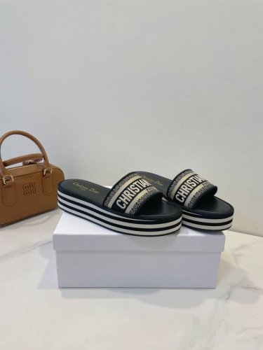 dior 迪奥25Ss 沙滩鞋 经典巴黎刺绣鞋面 颜色百搭 4Cm增高鞋底 火爆整个夏季 size 35-40 原盒配备包装