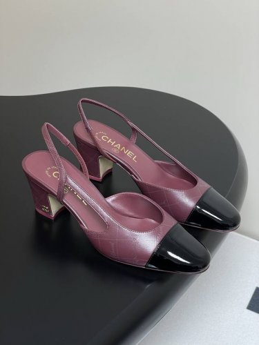 Logo滴胶 25Fw新款Chanel小香最新滴胶后空Sling-Back凉鞋平底 粗跟 sling-Back于1957年问世,之后Two-Tone设计成为Ch