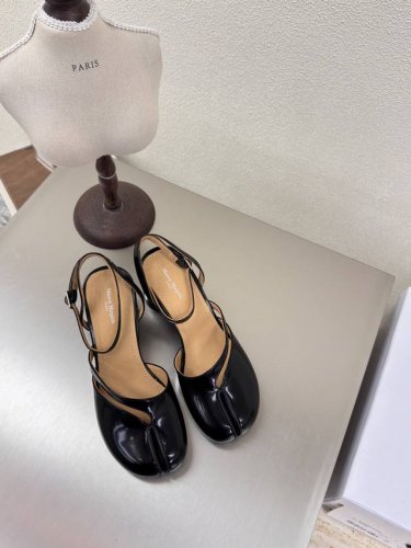 圆跟包头 分趾 后空鞋 Mm6 Maison Margiela 黑色 开边朱牛皮 大热时尚风格 黑色 Mm6 Maison Margiela的实验性从功能主义的