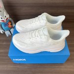 顶级Hoka One One Clifton 9 白色 克里夫顿系列 鞋面:采用轻盈透气的针织网面和纱线，增强鞋面的强度和支撑性能 搭配柔软的鞋舌 让双脚在舒适