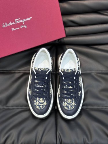Ferragamo 菲拉格慕 新款男士GANCINI轮廓低帮休闲鞋，这款低帮休闲鞋选用麂皮及小牛皮皮革制造。其灵感源自九十年代篮球鞋风格，侧面Gancini嵌饰