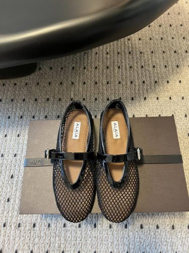 独家新品 Alaia 25 走秀款平底网面芭蕾舞鞋 兜兜转转还得是Alaia 极致的舒适和百搭 交叉带的设计有种芭蕾舞的感觉 章小蕙同款 甜酷芭蕾风 人气超高的