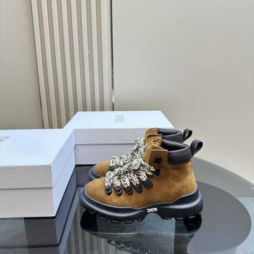 Dior 2024系列新品这款 C ' est Dior 运动鞋彰显醒目而时尚的风范。精心制作，细节也增添一丝优雅气质。轻盈的双色 Dior 鞋底舒适非凡，彰显