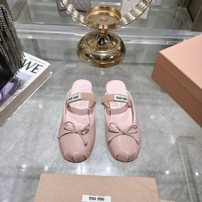 出厂 Miu Miu 25春夏蝴蝶结包头拖新款上新 个性小圆头非常百搭，时尚潮流 太适合我了，穿着不累脚 绝对入手不亏的一双！ 进口原版羊皮真丝面料，羊皮内里脚