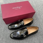 ferragamo 菲拉格慕男士皮鞋 gancini扣饰莫卡辛鞋 这款Ferragamo乐福鞋选用经防污处理的柔软光面皮革制成 洋溢经典魅力 该鞋履采用圆润鞋型