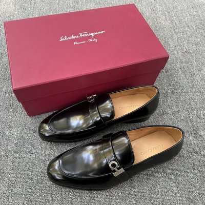 ferragamo 菲拉格慕男士皮鞋 gancini扣饰莫卡辛鞋 这款Ferragamo乐福鞋选用经防污处理的柔软光面皮革制成 洋溢经典魅力 该鞋履采用圆润鞋型