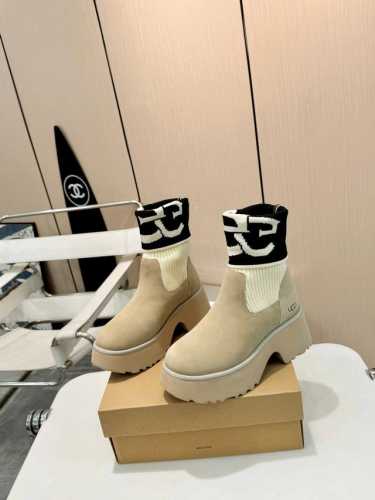 2024 新款 UGG 真毛袜筒靴来啦！ 小马丁独特毛线筒保暖设计，时尚感爆棚。鞋面是上等澳洲头层牛反绒，搭配真羊毛内里，温暖从脚开始。鞋后跟时尚百搭元素，升级