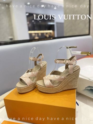出厂 Loui& Vuitto&路易威登 法国代购新款驴牌 春夏首选 香港原版购入一比一开模 今年的款式比去年增加了新原素 显得更为大牌 皮面款采用原版树膏皮牛