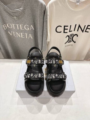 高版本出厂 高品质 Dior*迪奥D家2025Ss春夏新款魔术贴沙滩凉鞋～ 经典版型 搭配贴合脚型的内底，采用格外轻盈、舒适的皮革制作。鞋面饰带采用魔术贴开合，
