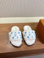 厚底版本Louis vuitton 新款羊毛拖鞋细柔软羊毛LV毛拖 頂级品质纯皮毛一体直毛打造！超温暖的感觉，穿上仿佛踩在云朵上LV经典老花装饰，精致高级！手工