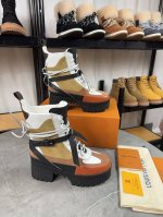 路易威登 Louis Vuitton 驴家爆款 走秀主打款，最新切尔西马丁靴，秀场出镜率非常高。新的logo设计实在加分。低调又凸显品牌魅力，靴口设计对小粗腿