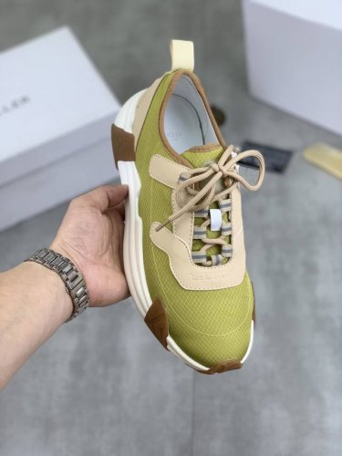 出厂价 实价 Moncler 蒙口、官网同款 高品质男鞋 材料：定制小牛皮 网布透气内里真皮鞋垫 原版开模防滑大底款式类型：男士休闲运动鞋 系带款男鞋系列 欧美
