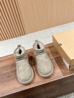 经典款 周冬雨同款 寒冬刷星“暖潮风” UGG改头换面刮起雪地里的时尚感。 全羊毛内里，保暖好穿！ 独具匠心，只此唯一！ 出街回头率最高的就是它 值得拥有，美国