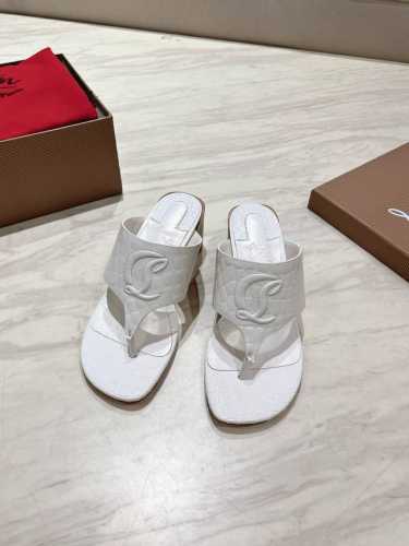 顶级版 原版盒 Christian Louboutin 2025S原版做货重工Cl真皮粗跟夹脚拖鞋 材质：头层高光小牛漆皮 内里：粒面珠光羊皮里 大底：原版进口