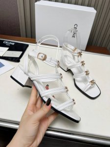 celine 塞琳春夏最新款复古凯旋门时髦粗跟凉鞋夏天搭配袜子 简直绝绝子 复古的点上带上了满分时髦感颜值 原版购入开发 依旧最高输出还原原版定制. 码数: 3