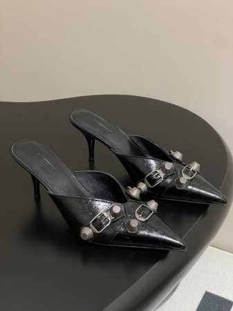 25Ss春夏新款Balenciaga尖头金属铆钉机车朋克风高跟拖鞋 辣妹必备这双Cagole拖鞋鞋型是淑女拖鞋上面的铆钉又超级朋克街头简直太别致了 Ins爆款 - 点击图像关闭