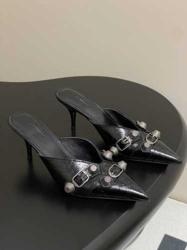 25Ss春夏新款Balenciaga尖头金属铆钉机车朋克风高跟拖鞋 辣妹必备这双Cagole拖鞋鞋型是淑女拖鞋上面的铆钉又超级朋克街头简直太别致了 Ins爆款