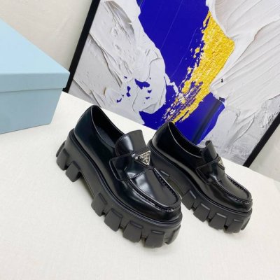 PRADA 代购级 秋冬新款 市场上最高版本 今年普拉达简直逆天了，款款都好看，这款鞋子穿上舒服感太棒了，巨显腿长，时尚百搭款式， 秋季必备 面料：进口开边珠