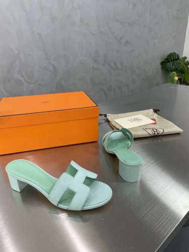 爱马仕 HerméS 经典 工 字拖 高品 方跟 款式经典 简约 此款主要对比的就是工艺 品质 爱马仕 HerméS 夏天开始不一样的夏天生活 爱马仕Hermé