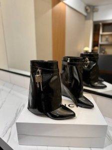 专柜正品级定制版本 GIVENCHY0 新款高跟层压皮皱长靴，市面最高版本 纪梵希 锁扣 皱漆款 风靡整个时尚圈 原版开发鞋型超级正 最高还原度鞋型 包裹性非常