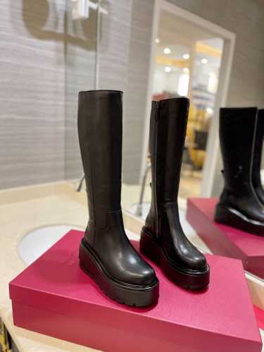 出厂价 VALENTINO GARAVANI UNIQUEFORM小牛皮防水台踝靴 -0.8x0.8厘米金属工艺效果处理铆钉 - 橡胶鞋底，背面装饰VLOGO