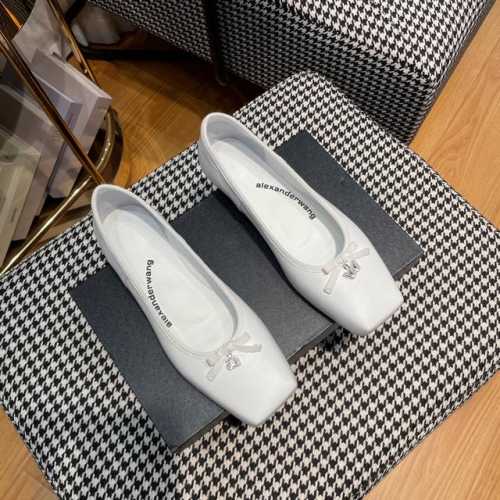 Alexander Wang 大王美艳新系 ......ss24 一双女汉子都拒绝不了的单品 ...... 真心太太太太太太美了 方头单鞋独特设计，精致的恰到好