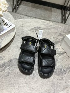 Prada普拉达25春夏厚底菱格凉拖Prada厚底徽标凉鞋拖鞋简约大气时髦耐看不过时是时尚圈永不退潮的经典所在，复古的英伦风格，让你穿出不一样的气质面料:进口超