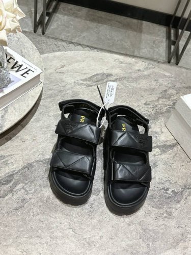 Prada普拉达25春夏厚底菱格凉拖Prada厚底徽标凉鞋拖鞋简约大气时髦耐看不过时是时尚圈永不退潮的经典所在，复古的英伦风格，让你穿出不一样的气质面料:进口超