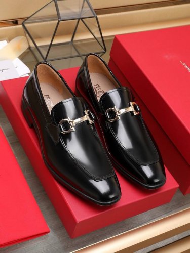 工厂 Ferragamo 最新高端顶端品牌奢侈～代购，顶级～质量。新時尚商务男鞋鞋面選用原版开边珠牛皮牛皮内里，精细做工。原版个性时尚柔软组合耐磨防滑大底，上脚