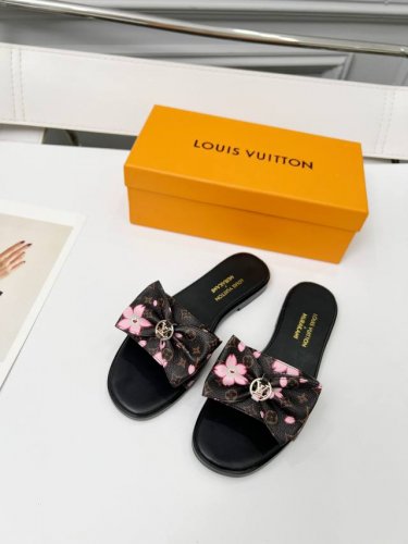 louis Vuiton2025春夏最新款 本款 凉拖出自路易威登 X 村上隆再版系列，为全幅 Monogram 图案浸染彩虹色调，令品牌经典元素舒展日本艺术家