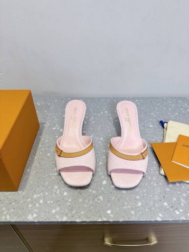 Louis Vuitton 路易威登 25Ss春夏新款老花 猫跟 拖鞋 这款 Helios 凉鞋采用漂白Monogram 牛仔帆布制成 搭配天然皮革饰边 引人注